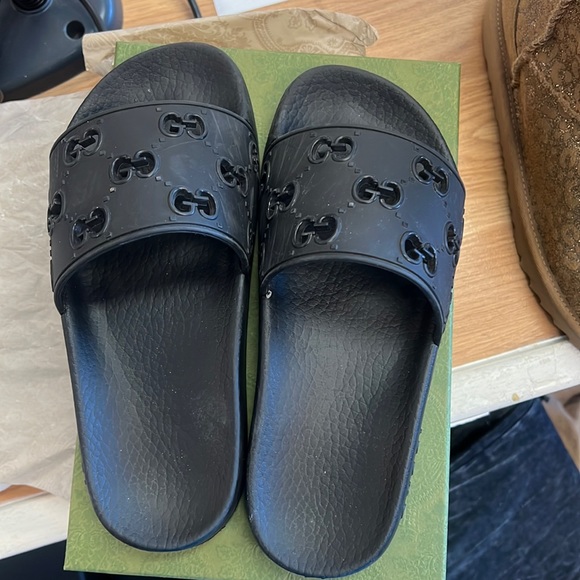 Gucci slides in black sz 2